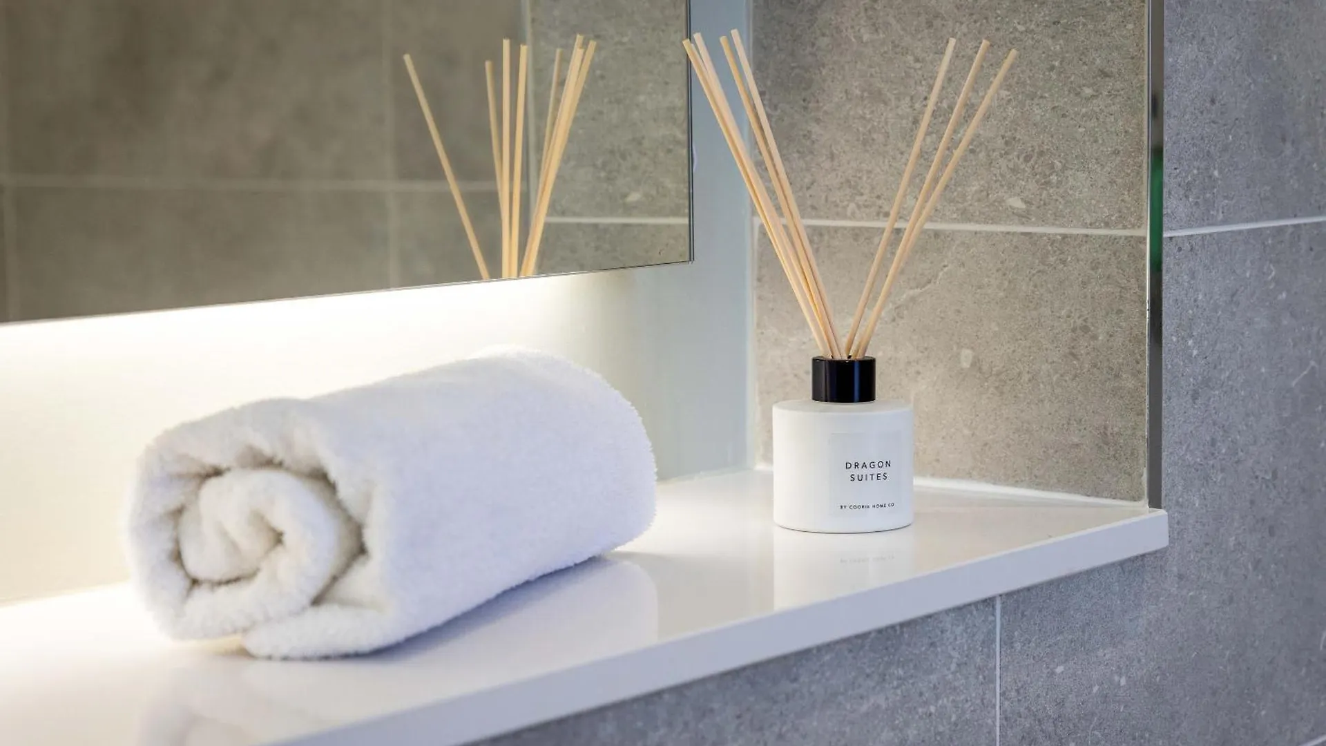 Dragon Suites - Alina Suite - 1 Bed City Centre Luxury Apartment Edinburgh
