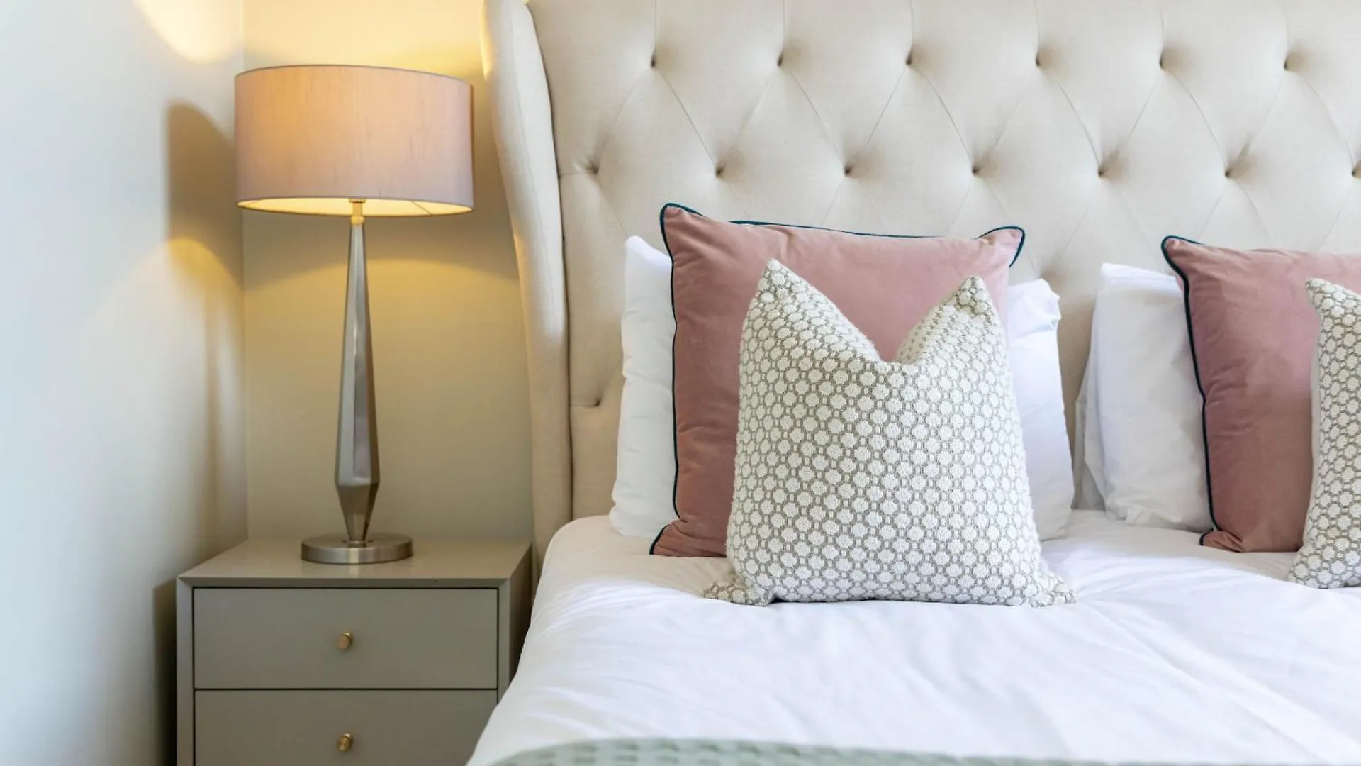 Dragon Suites - Alina Suite - 1 Bed City Centre Luxury Apartment Edinburgh United Kingdom