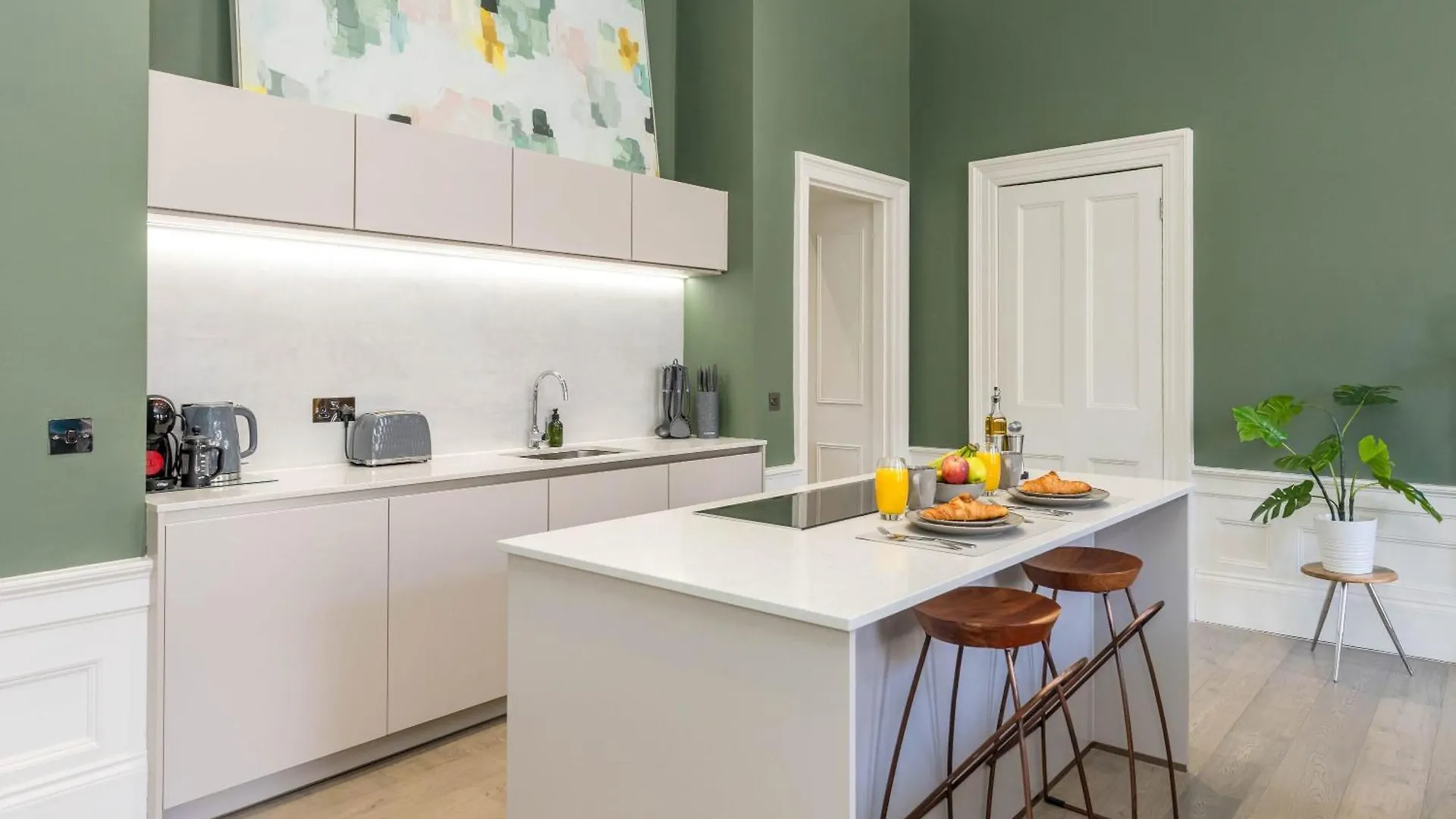 Dragon Suites - Alina Suite - 1 Bed City Centre Luxury Apartment Edinburgh